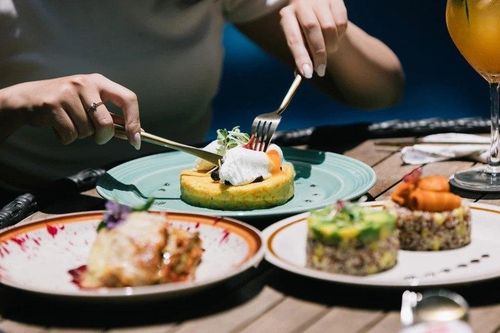 Dân văn phòng TP.HCM ăn trưa nhiều món như tiệc cưới, đám giỗ