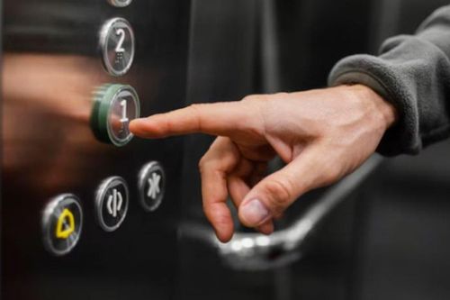 Mắc kẹt 2 ngày trong thang máy khi đi khám bệnh