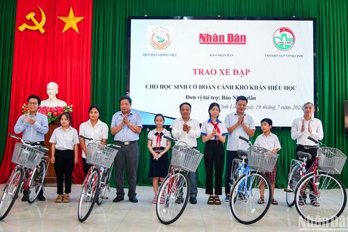 Báo Nhân Dân trao học bổng cho học sinh có hoàn cảnh khó khăn hiếu học tại Quảng Trị