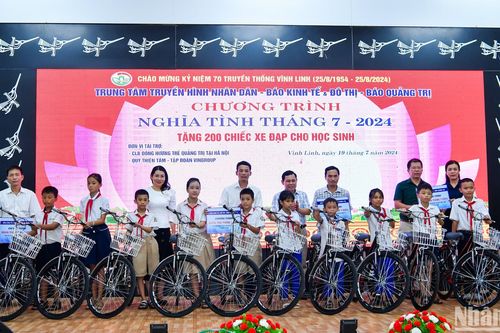 Trao tặng 200 chiếc xe đạp cho học sinh nghèo vượt khó tại Vĩnh Linh, Quảng Trị