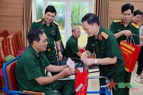 Quân ủy Trung ương, Bộ Quốc phòng tặng quà thương binh, bệnh binh nặng tại Hà Nam