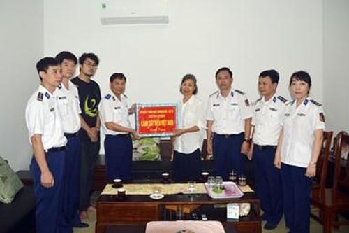Cảnh sát biển Việt Nam thăm, tặng quà các gia đình chính sách tại Hải Phòng