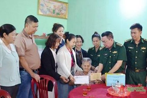 Bộ đội Biên phòng tỉnh Đắk Lắk: Thăm và tặng quà Mẹ Việt Nam Anh hùng Nguyễn Thị Xuân