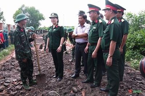 Khảo sát, nắm tình hình làm công tác dân vận tại Trung đoàn 4, Sư đoàn 5