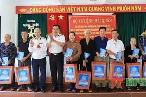 Vùng 3 Hải quân trao quà tặng gia đình chính sách tại Quảng Bình