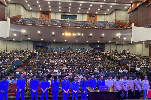 Hơn 500 thanh thiếu niên đến dự phiên tòa xét xử băng nhóm gây rối trật tự công cộng