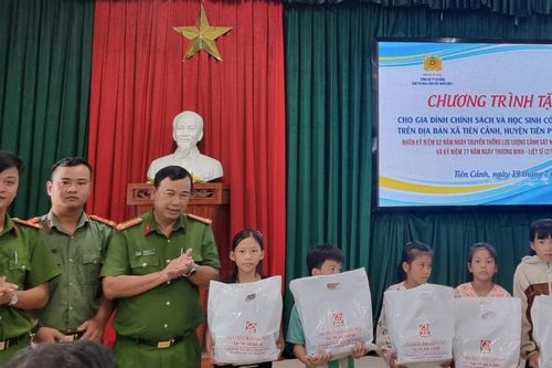 Cụm thi đua CSND 1 Công an Đà Nẵng tặng quà gia đình chính sách và học sinh có hoàn cảnh khó khăn tại Quảng Nam