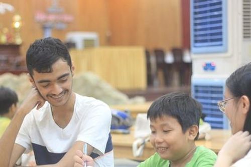 Lớp học tiếng Anh miễn phí tại chùa Diệu Pháp của các thầy cô sinh viên
