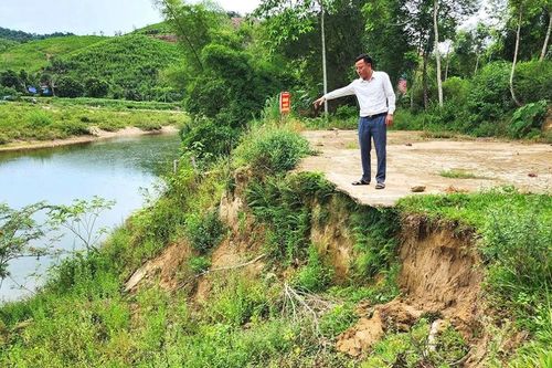 Sống thấp thỏm bên bờ sông sạt lở