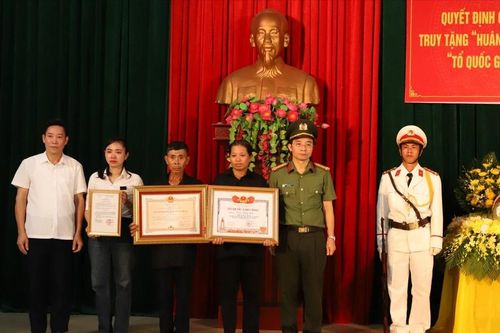 Trao bằng Tổ quốc ghi công đối với liệt sĩ Trần Trung Hiếu