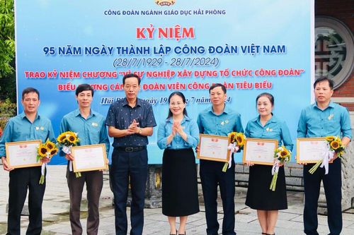 Hải Phòng: Trao tặng Kỷ niệm chương cho đoàn viên Công đoàn tiêu biểu ngành GD