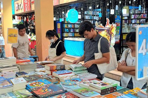 Doanh thu Đường sách TPHCM giảm mạnh nửa đầu năm 2024