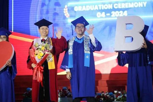 Thủ khoa Trường ĐH Bách Khoa TPHCM học vượt, chia sẻ bí quyết giỏi 3 thứ tiếng