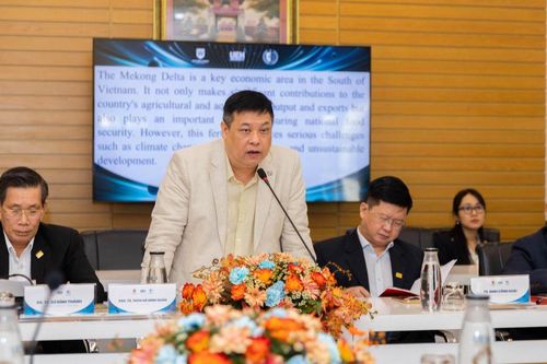 Đại học Kinh tế TPHCM trao học bổng thu hút nhân tài vùng Mekong