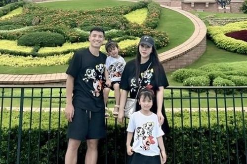 Hình ảnh gia đình trung vệ Bùi Tiến Dũng du lịch nghỉ Hè tại Trung Quốc