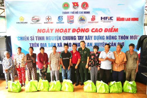 Nhiều phần quà ý nghĩa đến với các hộ dân khó khăn vùng biển Thạnh An