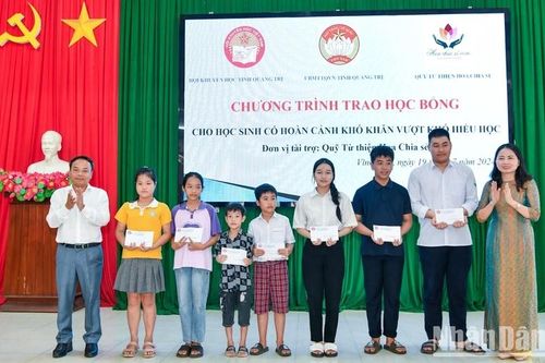 Báo Nhân Dân trao học bổng cho các học sinh nghèo hiếu học tại huyện Vĩnh Linh