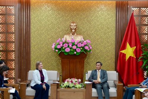 Trao Kỷ niệm chương 'Vì sự nghiệp Tư pháp' cho Trưởng đại diện UNICEF tại Việt Nam