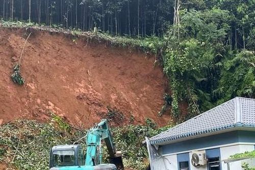 Yên Bái: Mưa lớn kéo dài, nhà sập, một bản bị cô lập
