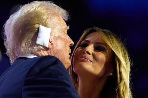 Ảnh ông Trump hôn vợ gây sốt