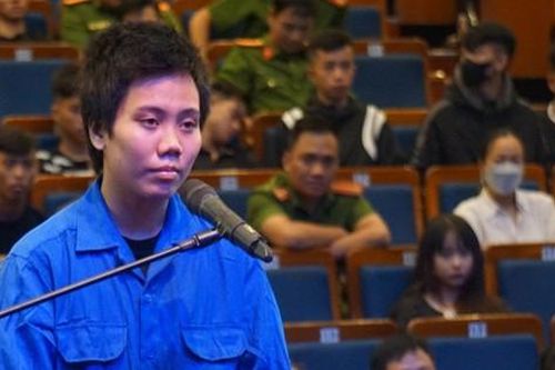 Nữ 'đại ca' dùng bình xịt tấn công cảnh sát lãnh án tù