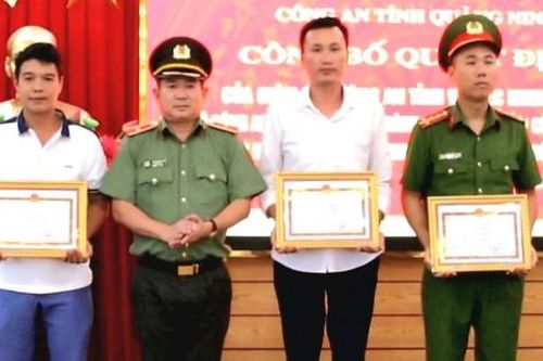 Thiếu tướng Đinh Văn Nơi tặng giấy khen cho 3 cá nhân dũng cảm cứu người