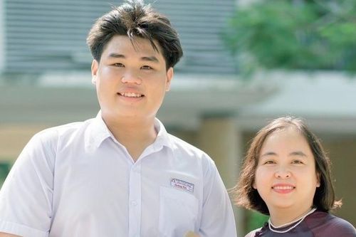 Nam sinh từ bỏ trường chuyên, giành ngôi thủ khoa 2 khối của Đà Nẵng