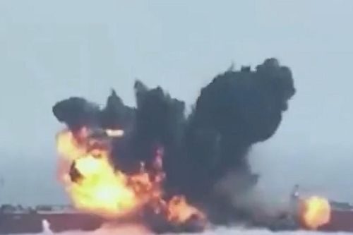 Video khoảnh khắc USV Houthi lao vào tàu chở dầu trên Biển Đỏ