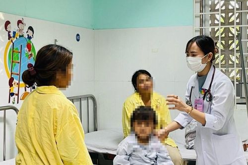 Đi cấp cứu sau khi uống nhầm hóa chất vì tưởng là nước ngọt