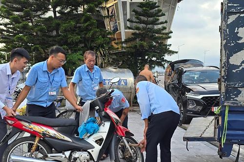Hạ Long xử lý việc người dân tắm biển ở bãi tự phát sau khi VietNamNet phản ánh