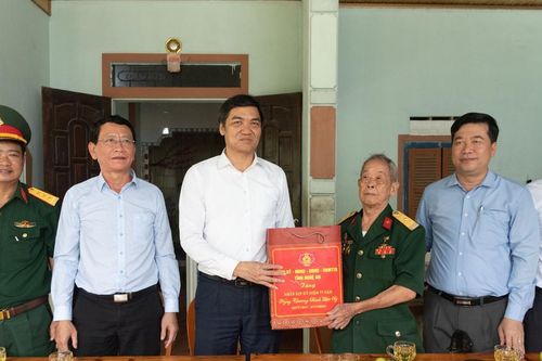 Phó Bí thư Tỉnh ủy Hoàng Nghĩa Hiếu dâng hương tưởng niệm các Anh hùng liệt sĩ và tặng quà tri ân các gia đình chính sách tại huyện Anh Sơn