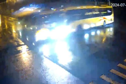 Kinh hoàng cảnh xe khách lao thẳng vào ôtô tải giữa ngã tư ở Hà Tĩnh