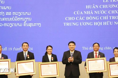 Tặng Huân chương Hữu nghị cho các thành viên Trung ương Hội Hữu nghị Lào-Việt