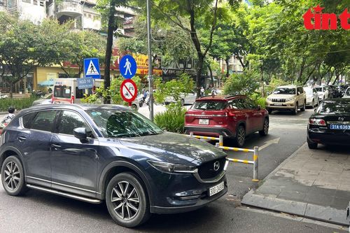 Đường dành riêng cho người đi bộ ở Hà Nội bị biến thành bãi đỗ ô tô