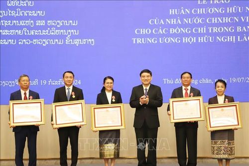 Việt Nam trao tặng Huân chương Hữu nghị cho các thành viên Trung ương Hội Hữu nghị Lào - Việt Nam