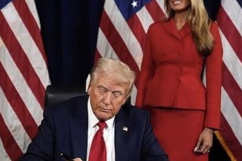 Vợ ông Trump tái xuất, đứng bên chồng trong thời khắc quan trọng