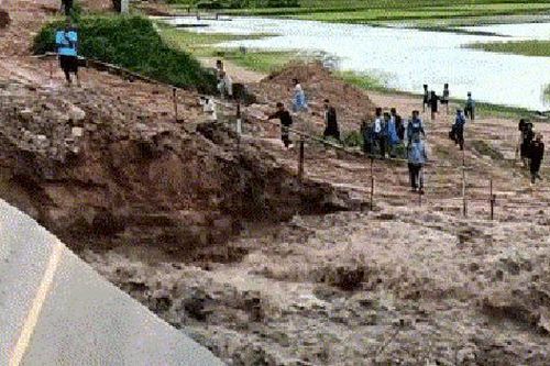 Clip: Vỡ đập gây ra lũ lụt nghiêm trọng ở Thái Lan