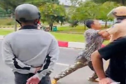 Tạm giữ hình sự tài xế rút dao tấn công cảnh sát khi bị dừng xe