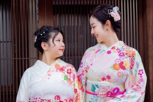 Hoa hậu Jennifer Phạm xinh như thiếu nữ đôi mươi, nhìn sang con gái mới bất ngờ