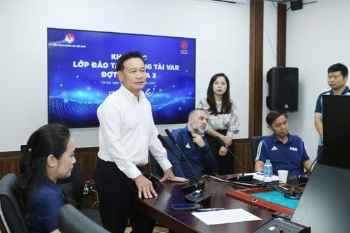 FIFA cử chuyên gia sang 'giúp sức' bóng đá Việt Nam