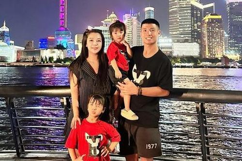 Cầu thủ Bùi Tiến Dũng đi du lịch cùng vợ con
