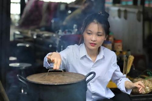 Nữ sinh Hòa Bình đạt 3 điểm 10 thi tốt nghiệp THPT: Vừa đi học vừa chăn trâu, cắt cỏ
