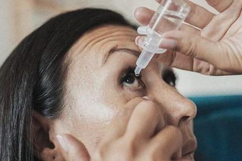 Cảm giác nóng rát và chảy nước ở một bên mắt do đâu?