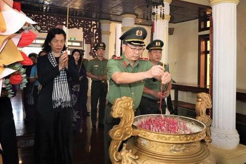 Đoàn đại biểu dự Hội nghị biểu dương phụ nữ điển hình tiên tiến dâng hương, viếng Bác tại Hậu Giang