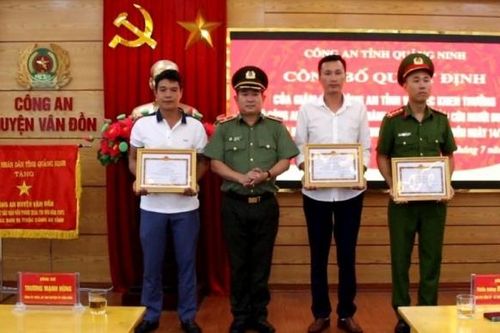 Thiếu tướng Đinh Văn Nơi trao giấy khen cho 3 người dũng cảm cứu người