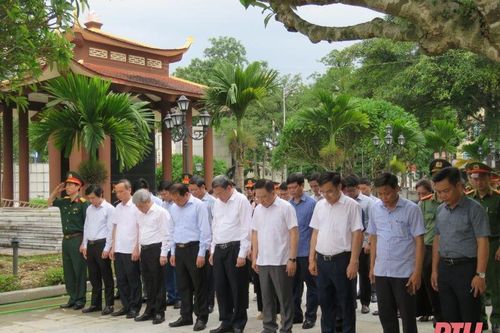 Trưởng Ban Tổ chức Tỉnh ủy Nguyễn Văn Hùng viếng nghĩa trang liệt sĩ và thăm, tặng quà cho gia đình chính sách