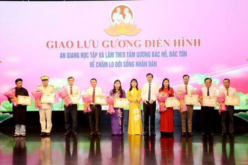 Đảng bộ thị trấn An Phú học tập và làm theo Bác