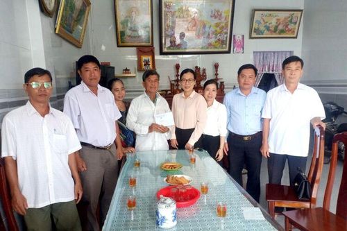 Bí thư Huyện ủy An Phú thăm gia đình chính sách và người có công