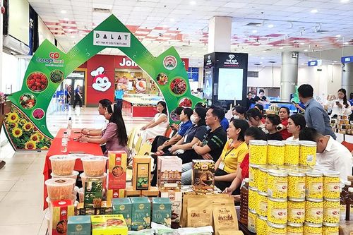 Khai mạc Triển lãm sản phẩm Đà Lạt- Lâm Đồng tại Co.opmart Long Xuyên