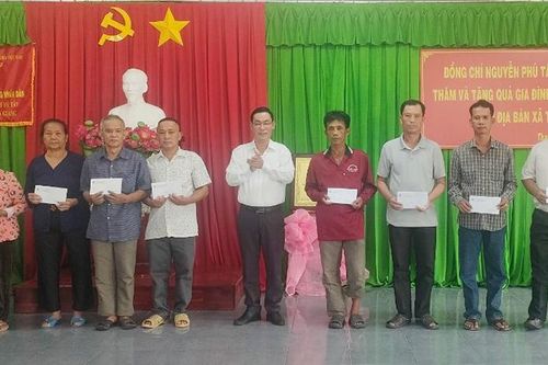 Bí thư Huyện ủy Châu Phú Nguyễn Phú Tân thăm, tặng quà gia đình chính sách tiêu biểu ở xã Thạnh Mỹ Tây